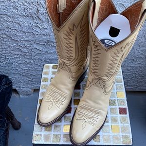 Nocona Vintage woman’s boots. Size 6 1/2 B, cream/ivory color. Used.
